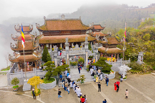 Đầu năm: Phật tử và du khách hoan hỉ tìm về Fansipan bái Phật, cầu an